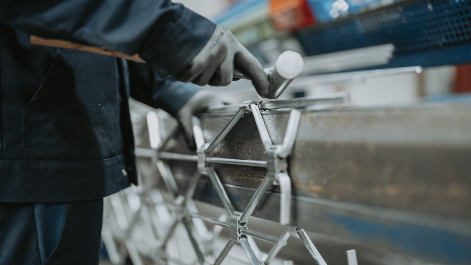 Person bearbeitet ein Metallstück