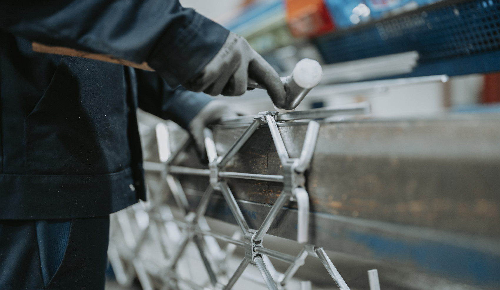 Person bearbeitet ein Metallstück