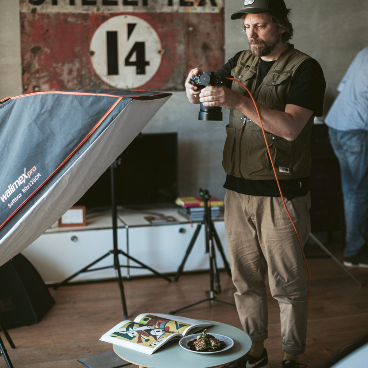 Fotograf Jigal Fichtner beim Fotografieren eines Gerichtes.